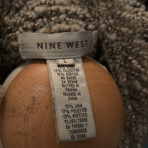NINE west Size L, cardigan sweater with clasp closure at the top . - Picture 2 of 4